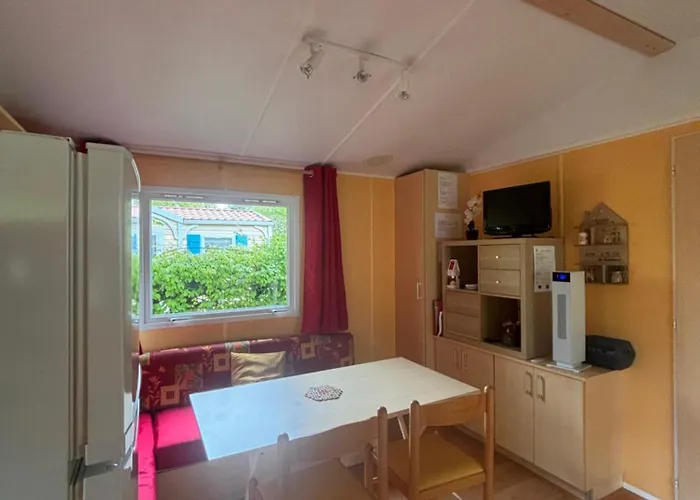 Mobilhome Au Bord Du Шале Saint-Gerons